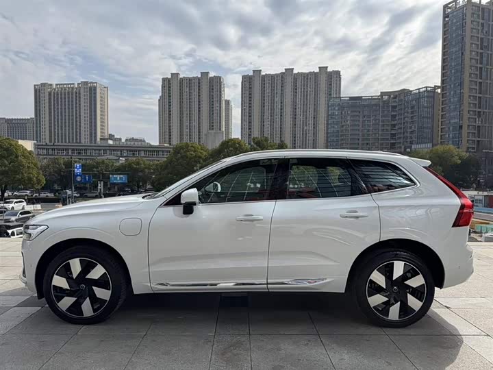 Volvo XC60 PHEV Long Range 4WD Intelligent Luxury - zdjęcie 19