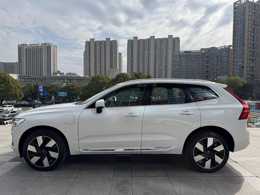 Volvo XC60 PHEV Long Range 4WD Intelligent Luxury - zdjęcie 3