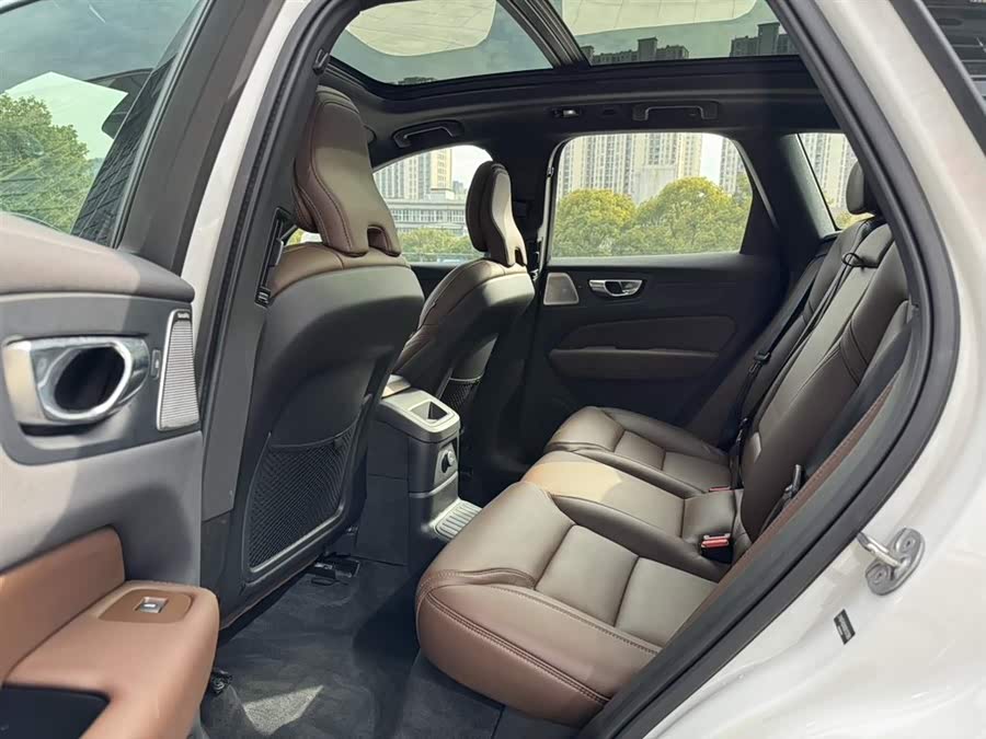Volvo XC60 PHEV Long Range 4WD Intelligent Luxury - zdjęcie 6