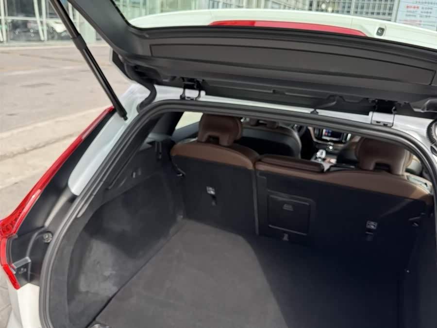 Volvo XC60 PHEV Long Range 4WD Intelligent Luxury - zdjęcie 10