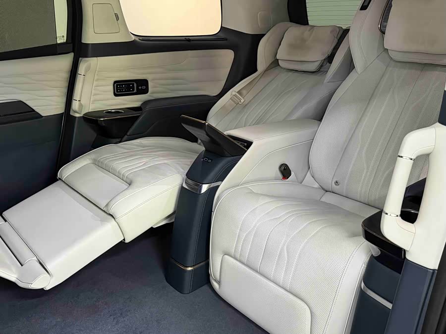2023 2.0T 4-Seater Private Edition - zdjęcie 10