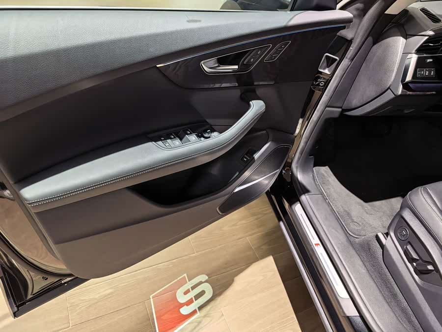 Audi Q8 2024 55 TFSI Luxury Sport - zdjęcie 16