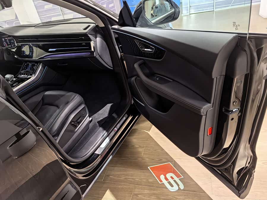 Audi Q8 2024 55 TFSI Luxury Sport - zdjęcie 8