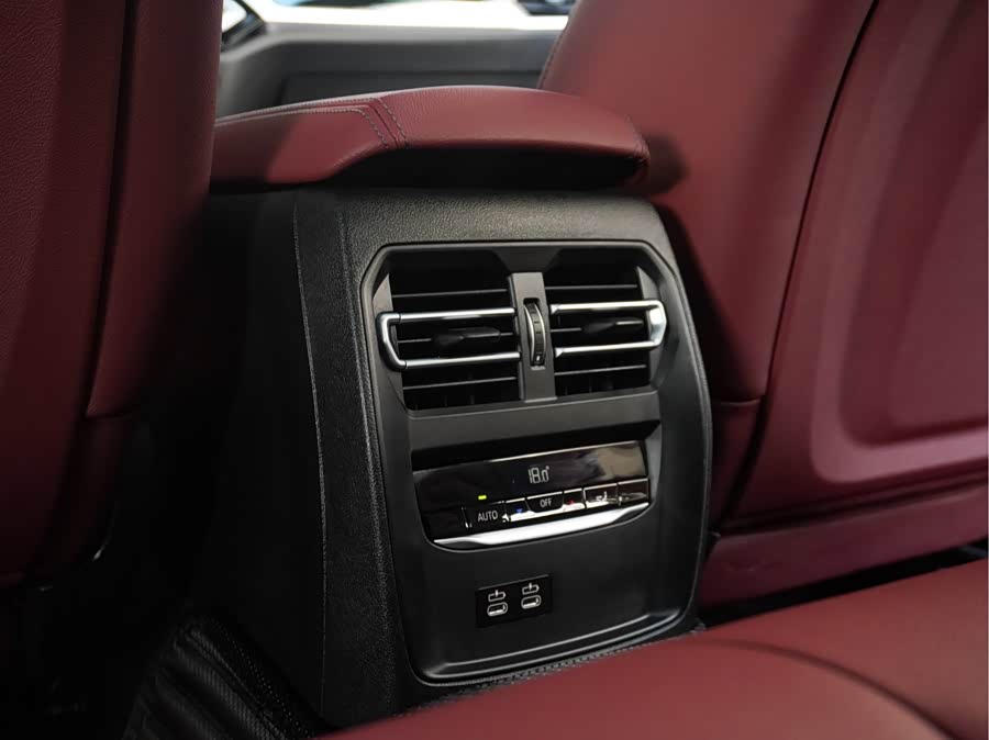 BMW 3 Series 2023 325i M Sport Night Package - zdjęcie 18