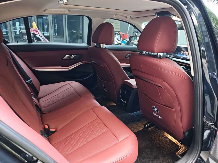 BMW 3 Series 2024 320Li M Sport - zdjęcie 14