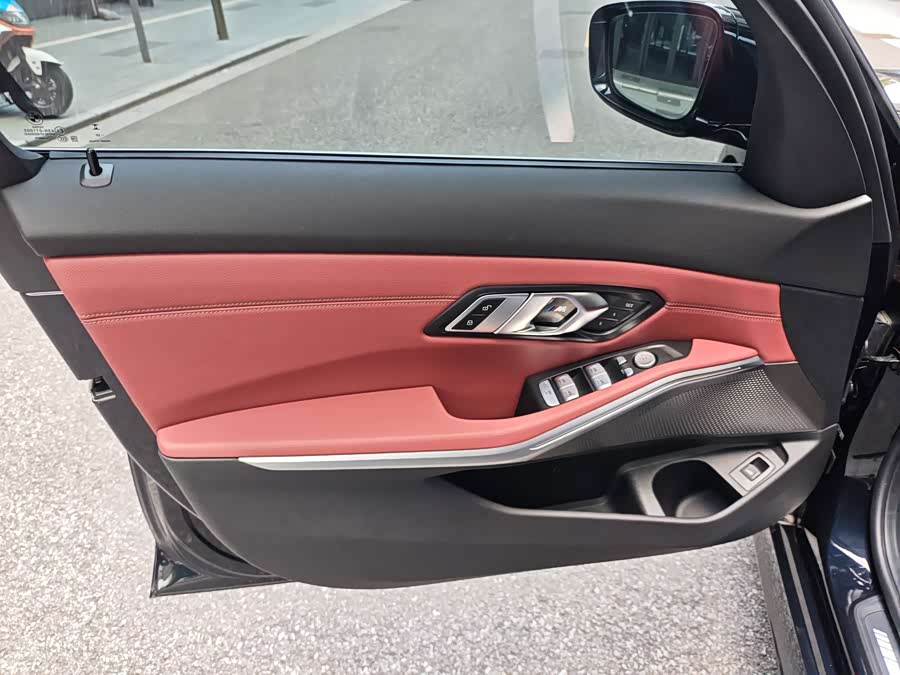 BMW 3 Series 2024 320Li M Sport - zdjęcie 9