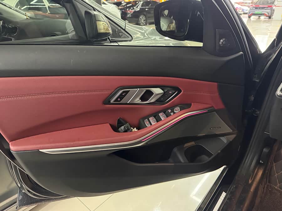 BMW 3 Series 2025 330i M Sport Night Package - zdjęcie 8