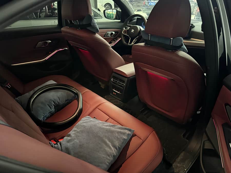 BMW 3 Series 2025 330i M Sport Night Package - zdjęcie 10