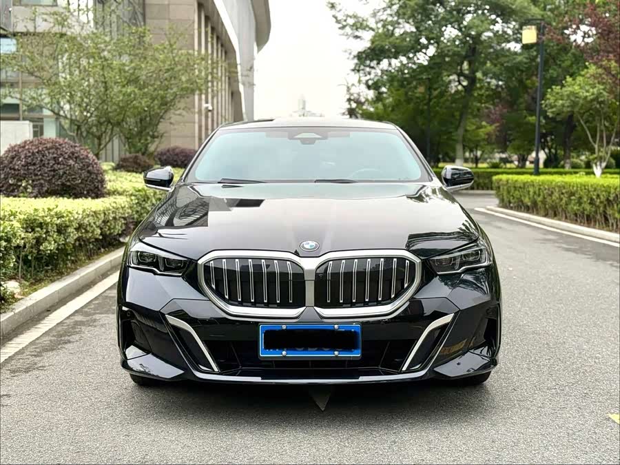 BMW 5 Series 2025 530Li Leading M Sport Package - zdjęcie 2