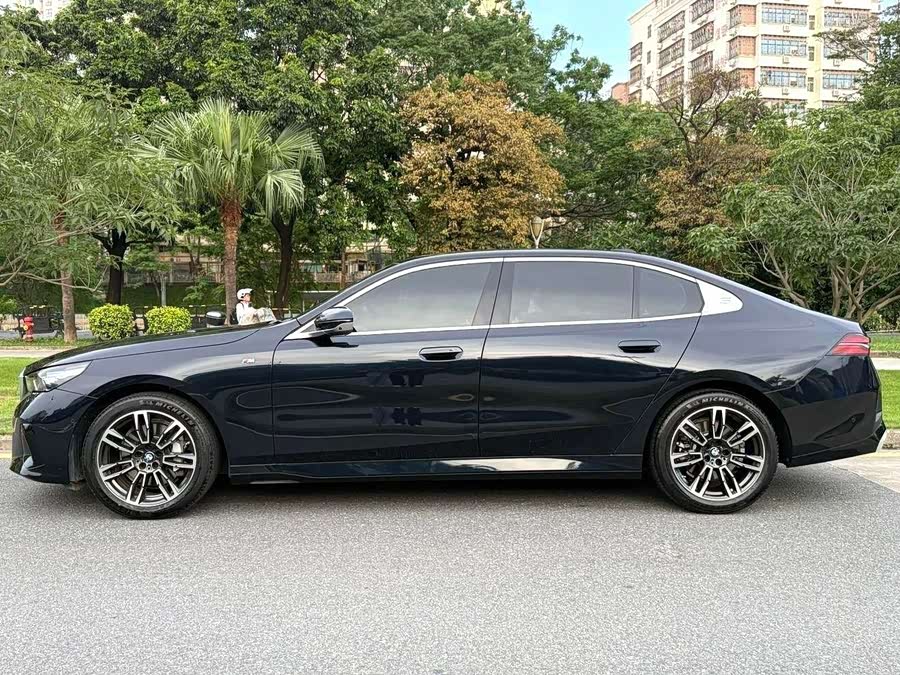 BMW 5 Series 2025 530Li Leading M Sport Package - zdjęcie 15