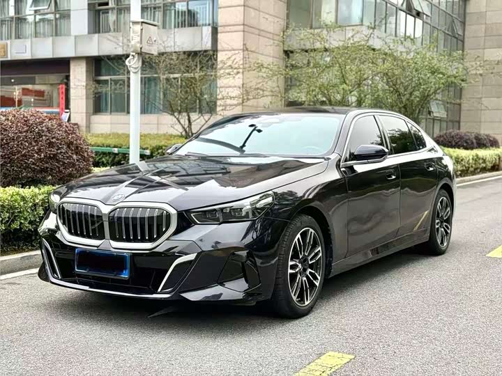 BMW 5 Series 2025 530Li Leading M Sport Package - zdjęcie 18