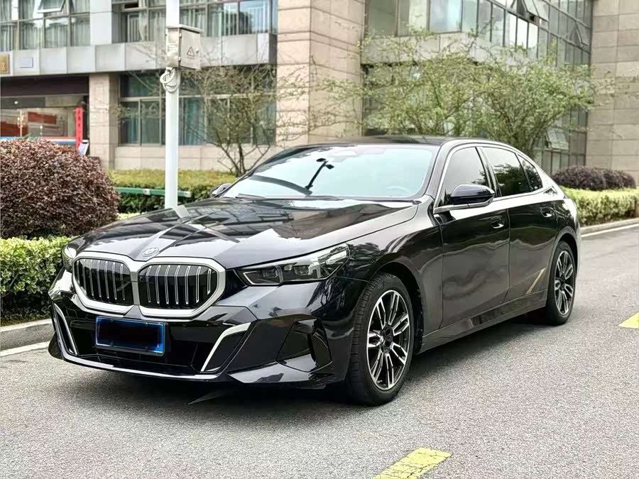 BMW 5 Series 2025 530Li Leading M Sport Package - zdjęcie 3