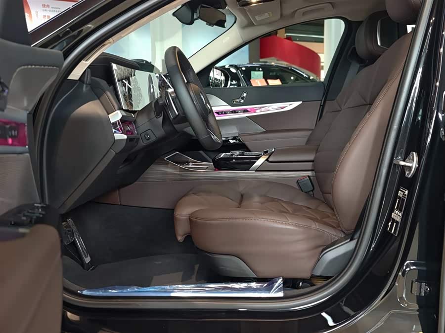 BMW 7 Series 2023 740Li Leading M Sport Package - zdjęcie 13
