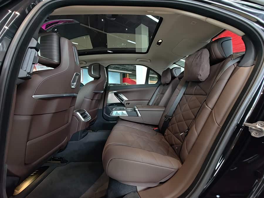 BMW 7 Series 2023 740Li Leading M Sport Package - zdjęcie 14