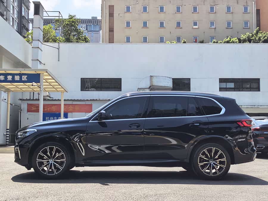 BMW X5 2022 xDrive 30Li Luxury M Sport Package - zdjęcie 6