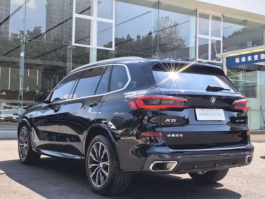 BMW X5 2022 xDrive 30Li Luxury M Sport Package - zdjęcie 9