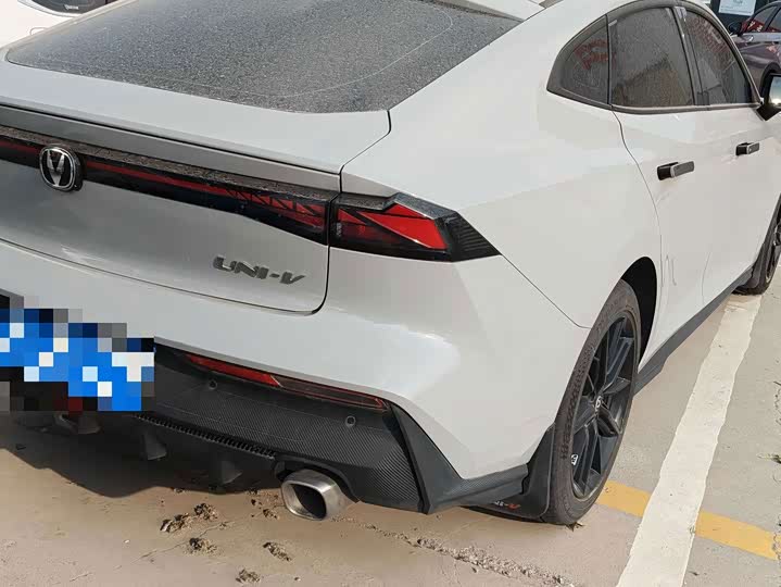 Changan UNI-V 2023 1.5T Premium - zdjęcie 18