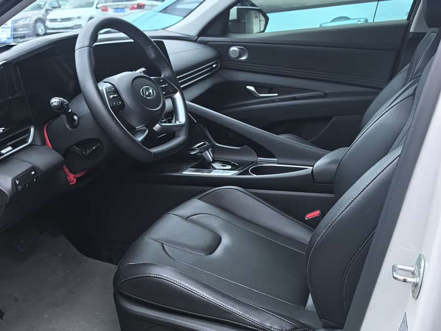 Elantra 2022 1.5L CVT LUX Premium Edition - zdjęcie 4