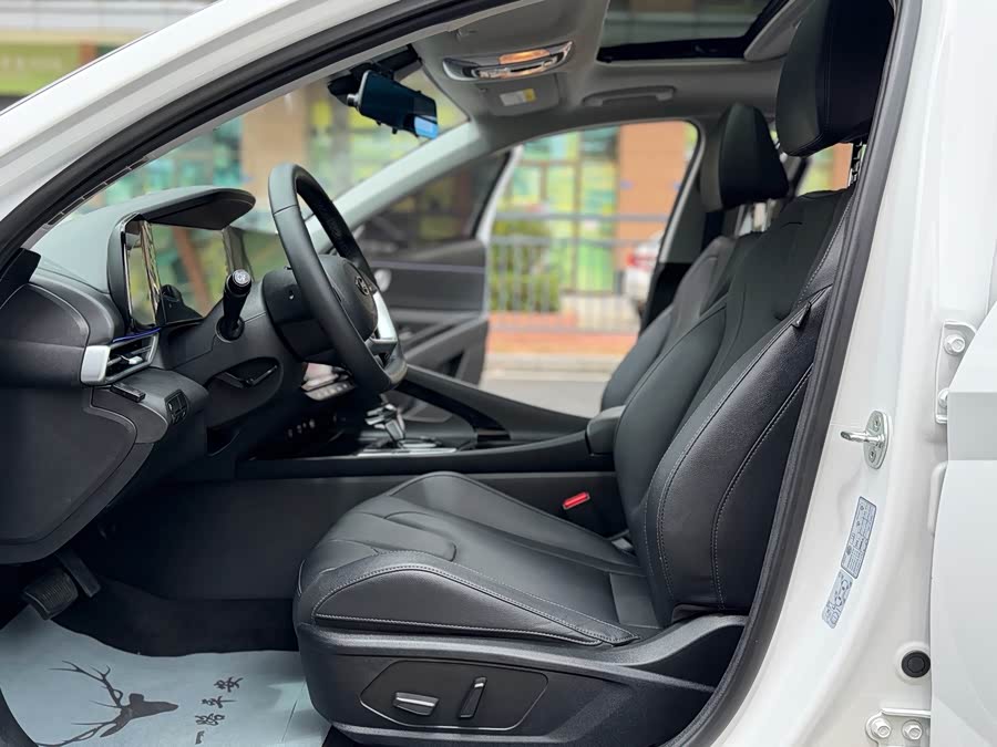 Elantra 2023 1.5L CVT LUX Premium Edition - zdjęcie 4