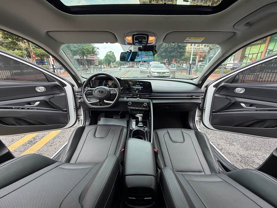 Elantra 2023 1.5L CVT LUX Premium Edition - zdjęcie 5
