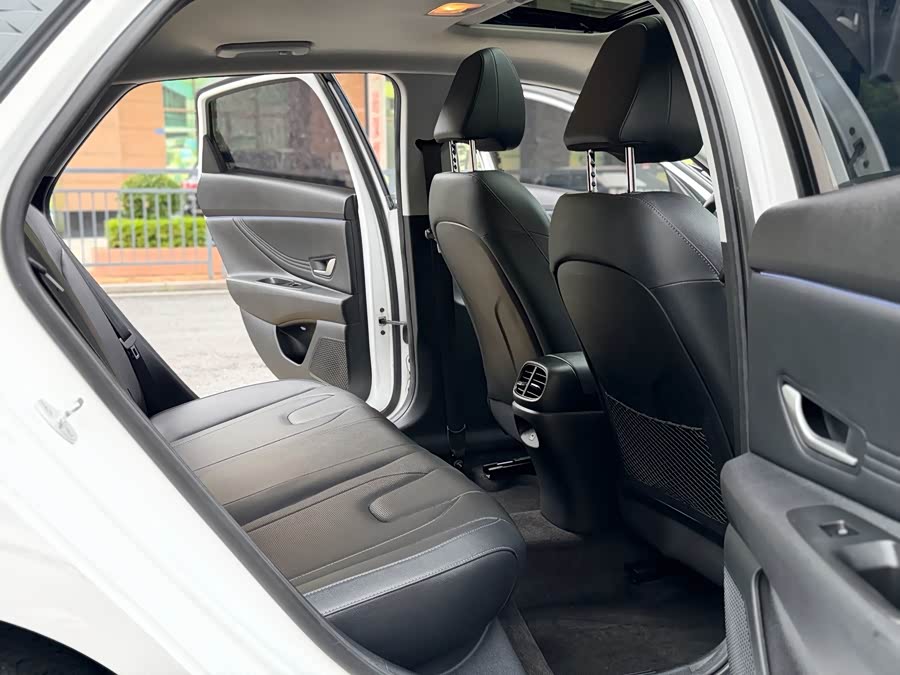 Elantra 2023 1.5L CVT LUX Premium Edition - zdjęcie 9