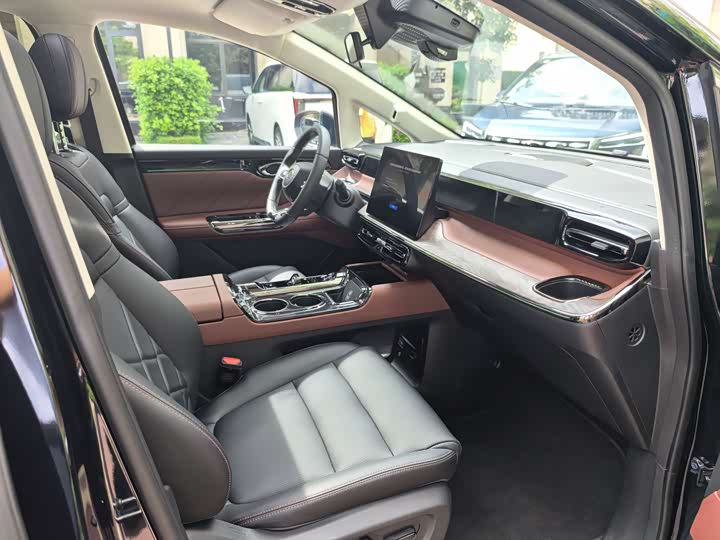 GAC E8 PHEV 2024 150km MAX+ - zdjęcie 18