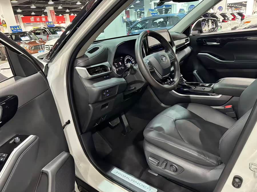 Highlander 2022 2.5L 4WD Luxury 7-Seater - zdjęcie 8