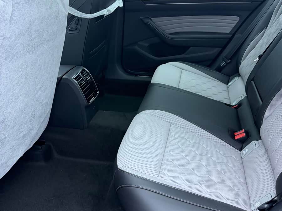 Magotan 2025 2WD 280TSI DSG Luxury - zdjęcie 12