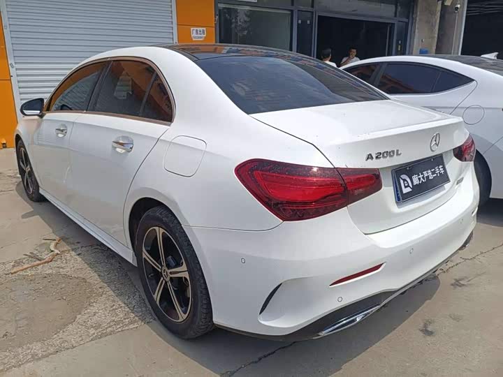 Mercedes-Benz A-Class 2023 A 200 L Fashion Edition - zdjęcie 17
