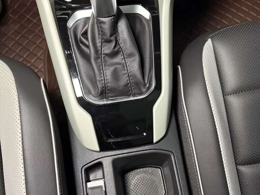 T-ROC 2023 280TSI DSG Two-Wheel Drive Time Edition - zdjęcie 17
