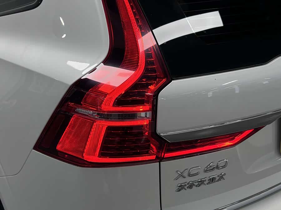 Volvo XC60 2024 B5 4WD Fjord Edition - zdjęcie 12