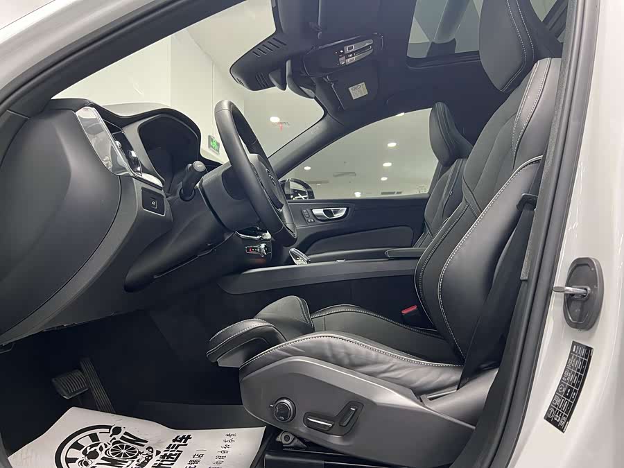 Volvo XC60 2024 B5 4WD Fjord Edition - zdjęcie 16