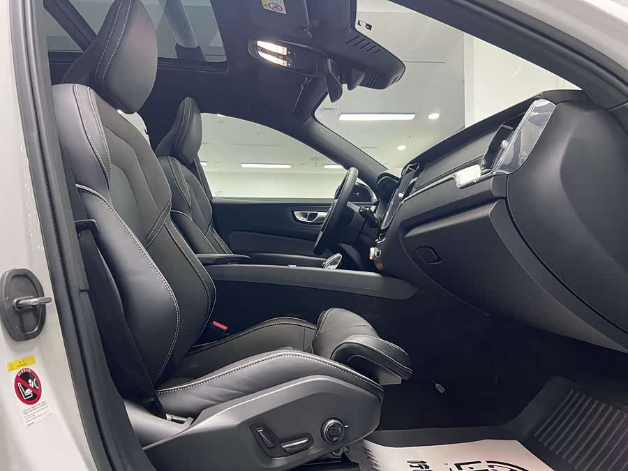 Volvo XC60 2024 B5 4WD Fjord Edition - zdjęcie 18