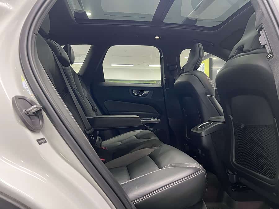 Volvo XC60 2024 B5 4WD Fjord Edition - zdjęcie 19