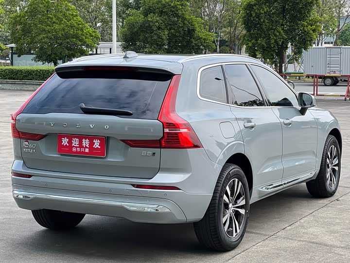 Volvo XC60 2024 B5 AWD Intelligent Luxury Edition - zdjęcie 13