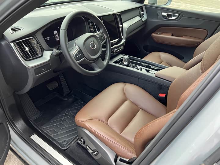 Volvo XC60 2024 B5 AWD Intelligent Luxury Edition - zdjęcie 16