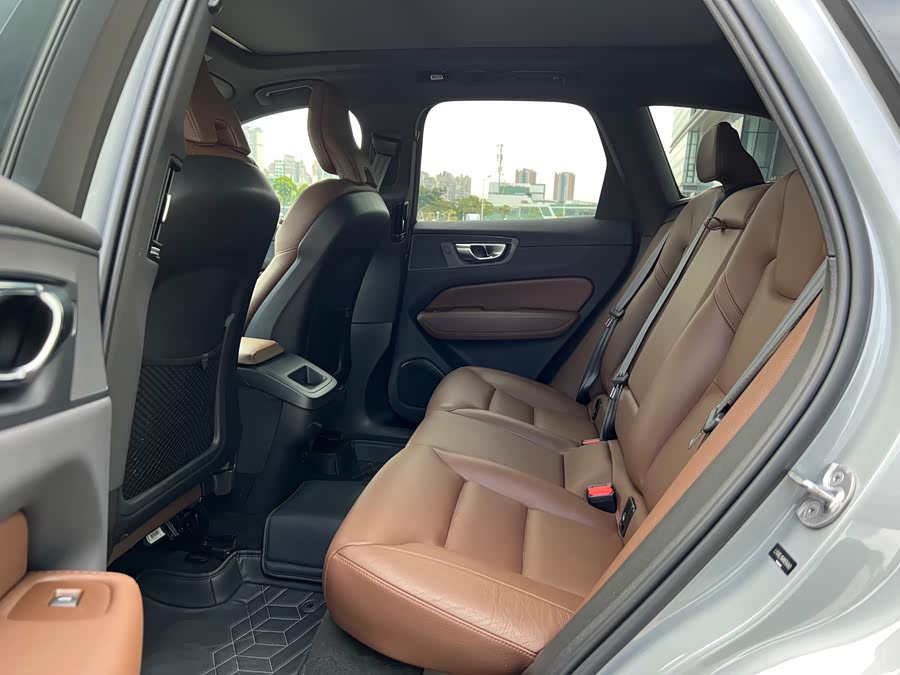 Volvo XC60 2024 B5 AWD Intelligent Luxury Edition - zdjęcie 9