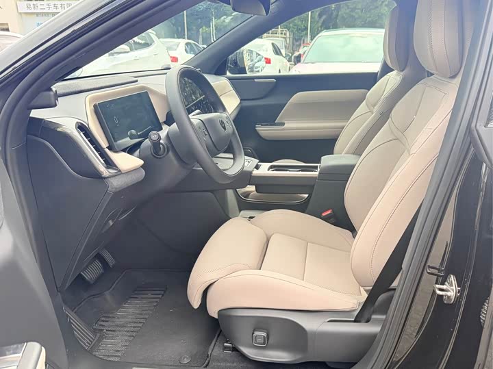 Volvo XC70 PHEV 2026 4WD Long Range Plus - zdjęcie 13
