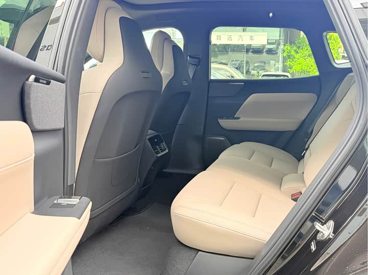 Volvo XC70 PHEV 2026 4WD Long Range Plus - zdjęcie 15