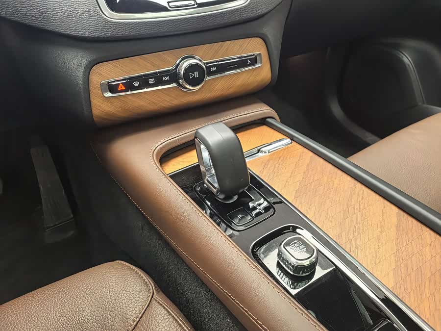 Volvo XC90 2024 B6 Intelligent Luxury 7-Seater - zdjęcie 13