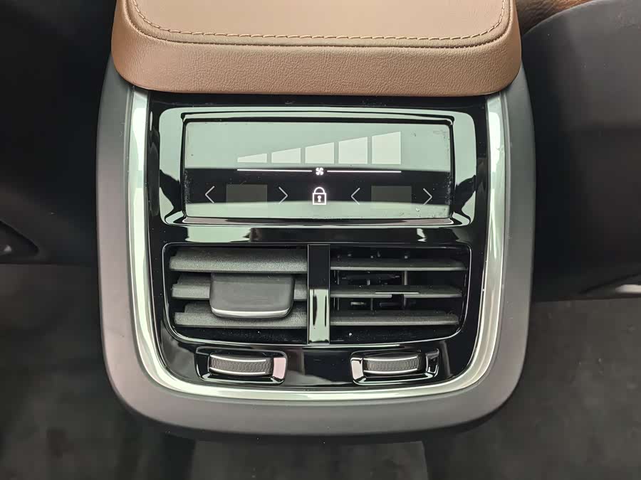 Volvo XC90 2024 B6 Intelligent Luxury 7-Seater - zdjęcie 14