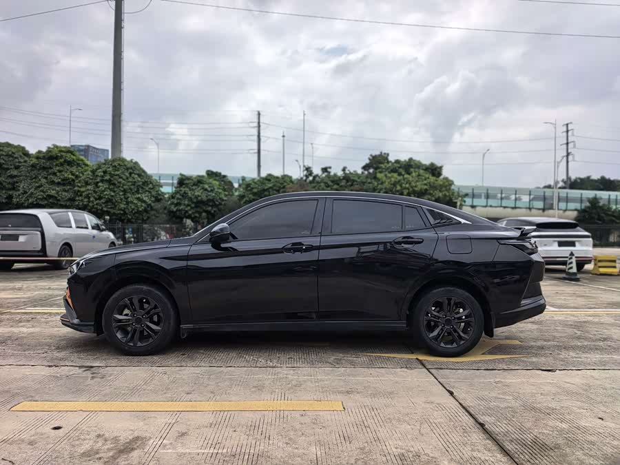 Yixuan 2024 1.5L Auto Sport - zdjęcie 3