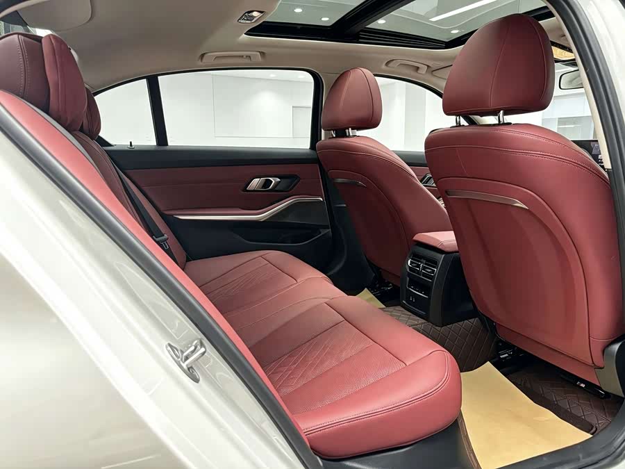 BMW 3 Series 2024 325Li M Sport - zdjęcie 11