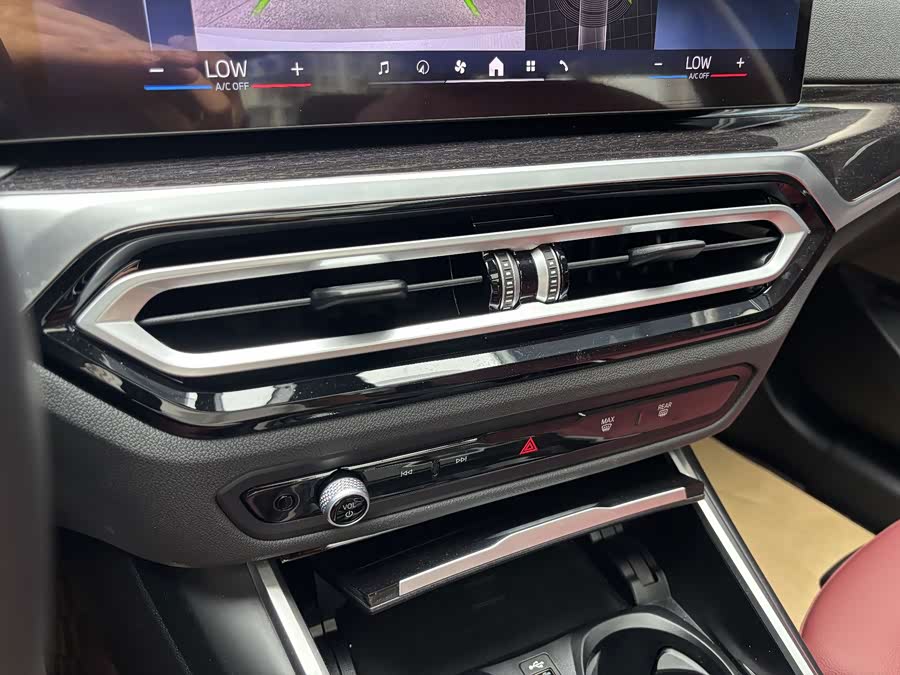 BMW 3 Series 2024 325Li M Sport - zdjęcie 17