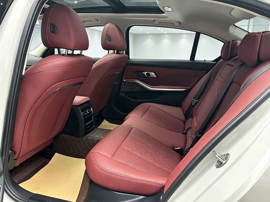 BMW 3 Series 2024 325Li M Sport - zdjęcie 9