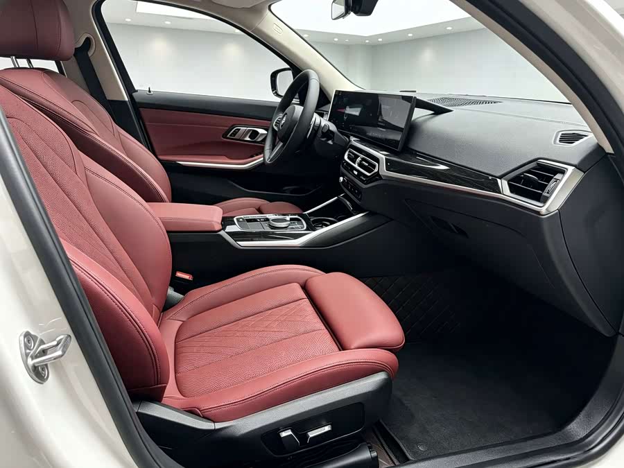BMW 3 Series 2024 325Li M Sport - zdjęcie 10