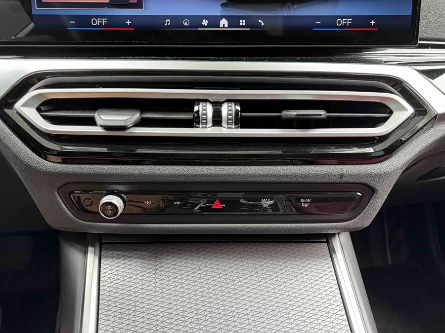 BMW 3 Series 2024 330Li M Sport Night Package - zdjęcie 11