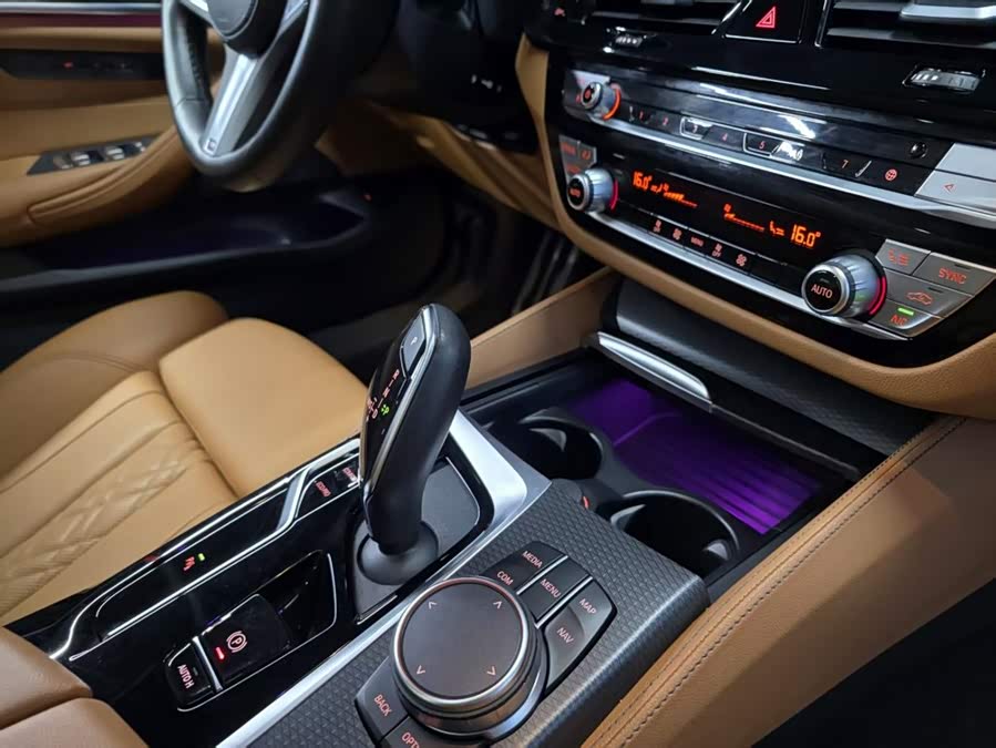BMW 5 Series 2022 525i M Sport - zdjęcie 14