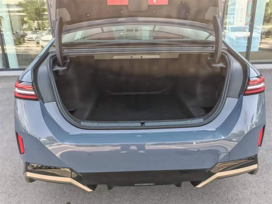 BMW 5 Series 2024 530Li Leading M Sport Package - zdjęcie 13