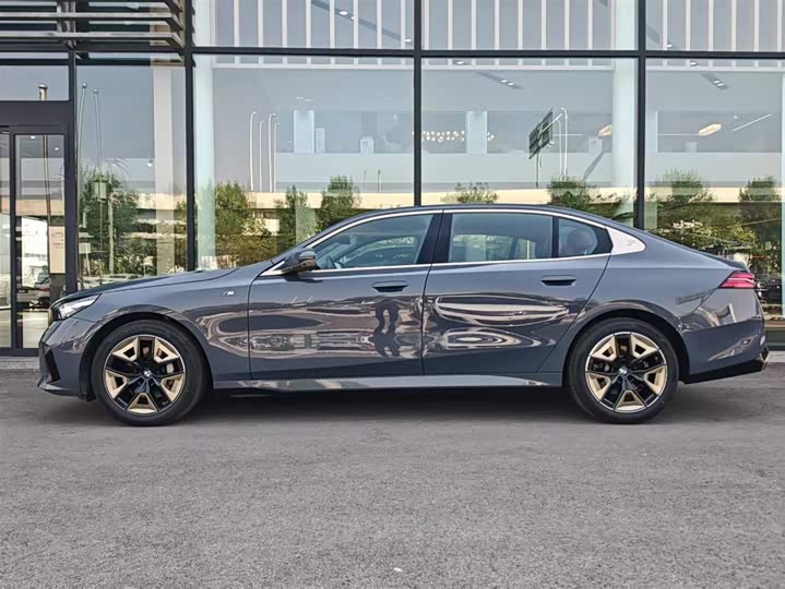 BMW 5 Series 2024 530Li Leading M Sport Package - zdjęcie 18